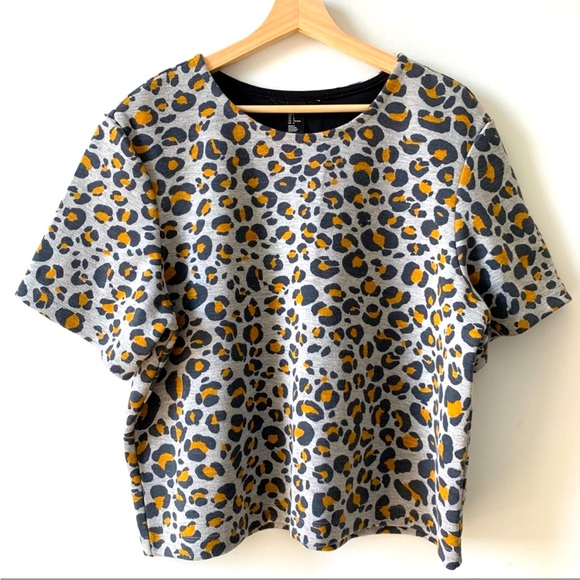 H&M LEOPARD PRINT CROPPED WOMEN T SHIRT TOP SHORT SLEEVES in size small - Picture 1 of 8